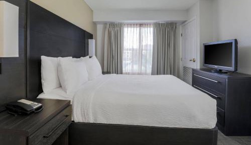 One-Bedroom Queen Suite