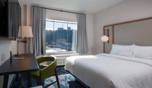 Larger Guest room, 1 King, Water view