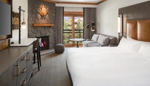 Deluxe King Room with Fireplace and Adapted Tub - Mobility Accessible