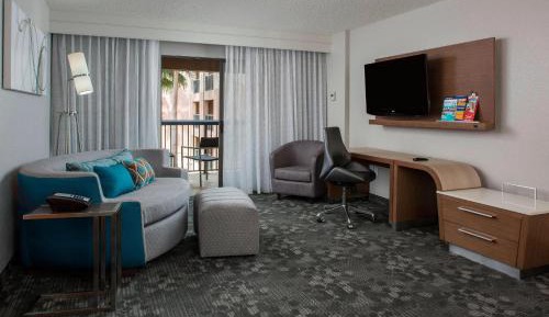 Newly Renovated, 1 Bedroom Larger Suite, 1 King, Sofa bed