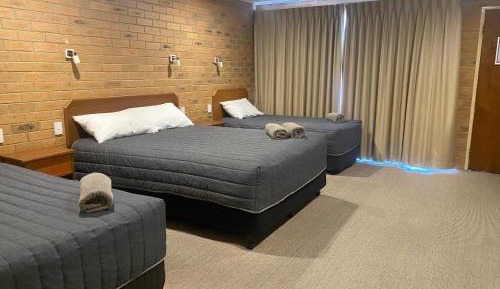 Deluxe Family Room (1 Queen, 2 Singles)