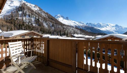 Apartment with Mountain View