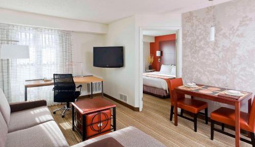 One-Bedroom King Apartment with Sofa Bed 