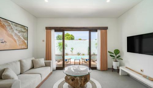King Suite with Pool View
