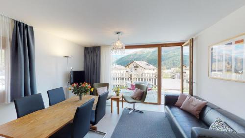 Apartment with Mountain View