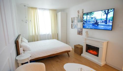 Deluxe Studio