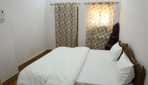 Deluxe Room (2 Adults + 1 Child)
