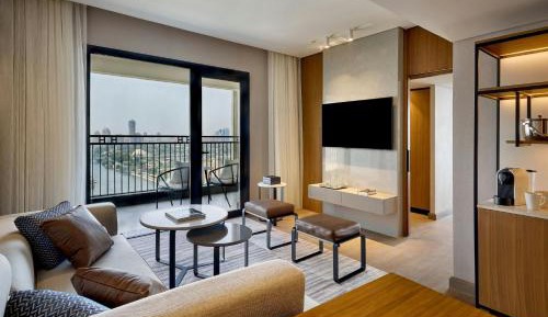 Nile Suite, Club lounge access, 1 King, Direct River view, Balcony