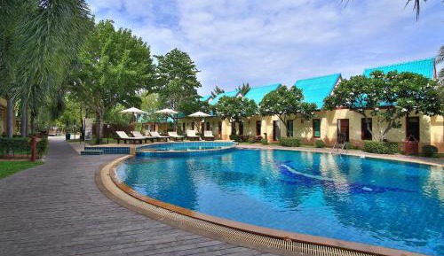 Deluxe room with pool view