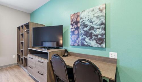 Queen Room with Two Queen Beds and Bathtub w/Grab Bars - Mobility Accessible/Non-Smoking