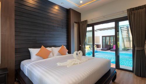King Suite with Pool View