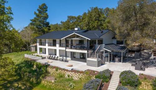 Eight-Bedroom Holiday Home