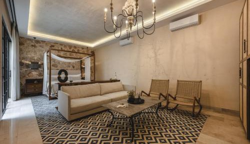 MASTER SUITE WITH PLUNGE POOL