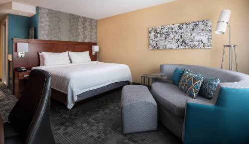 King Room with Sofa Bed and Mountain View - Hearing Accessible
