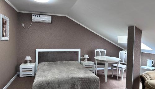 Deluxe Double Room (2 Adults + 1 Child)