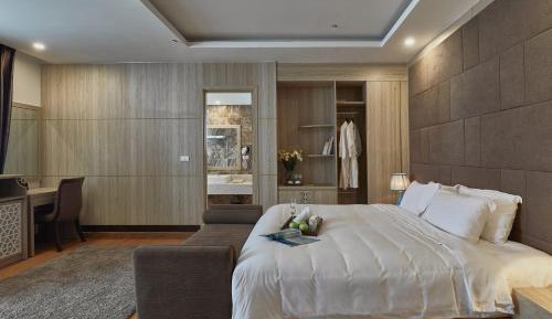 Premium Suite with Boulevard View