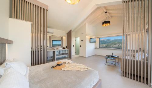 Lux Suite with balcony and Sea-Pool view