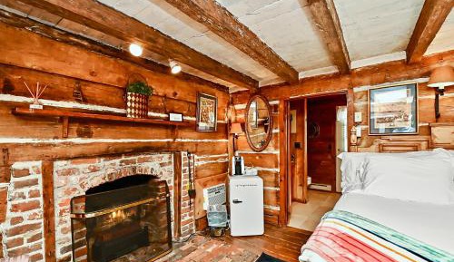 Deluxe Queen Suite