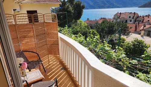 Quadruple Room with Balcony and Private Bathroom 