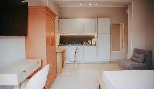 Queen Room with Pool View
