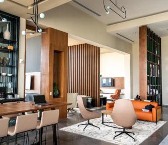 Executive level Deluxe Guest room with 1 King, City view