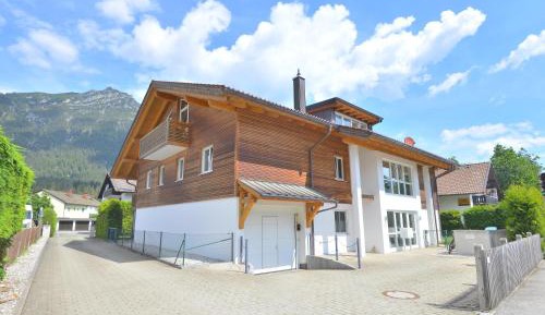 Apartment with Mountain View
