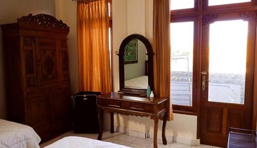 Twin Room with Private Bathroom