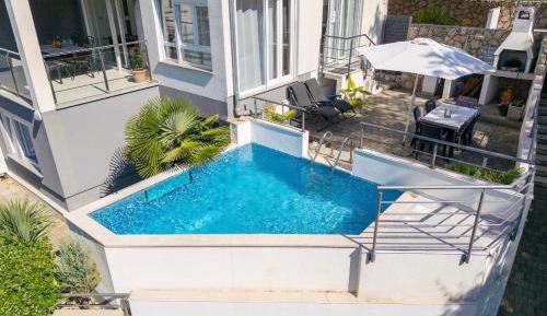 Apartment with pool