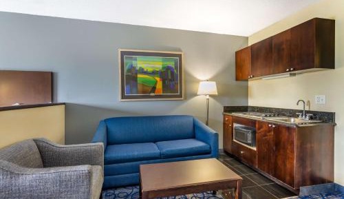 Queen Suite with Two Queen Beds and Kitchenette