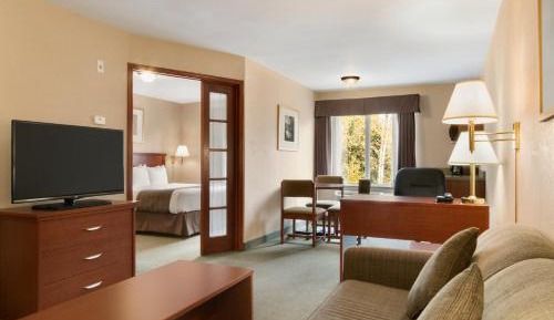 King Suite with Sofa Bed- Non-Smoking 