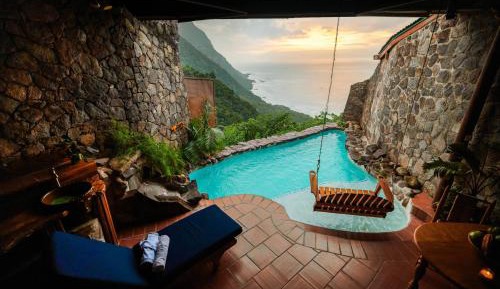 Hilltop Dream Suite with heated pool 