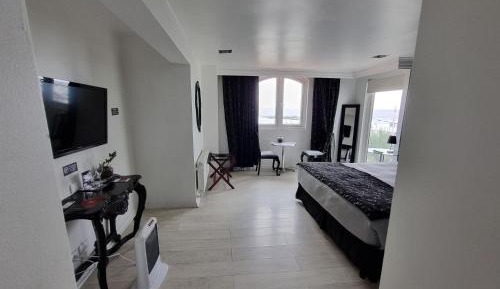 Deluxe Suite with Sea View