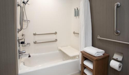 King Room with Adapted Tub - Mobility Accessible