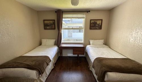 Two Single Beds with Kitchenette - Pet Friendly