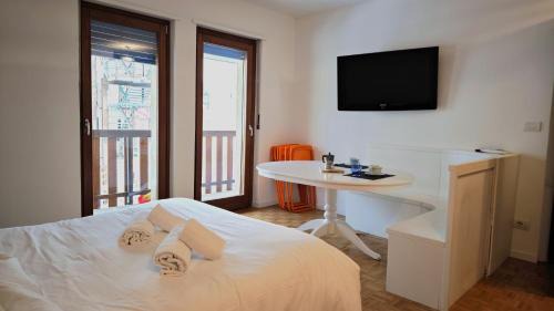 One-Bedroom Apartment with Balcony