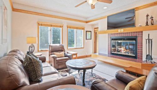Two-Bedroom Apartment with Mountain View