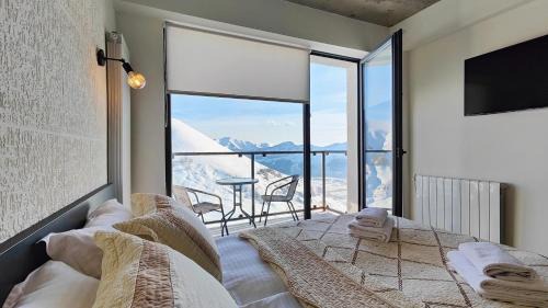 Apartment with Mountain View