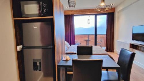 Apartment with Mountain View