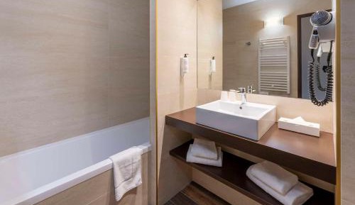 Queen Suite with One Queen Bed and Two Single Beds - Non-Smoking
