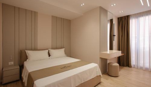 Deluxe Queen Room