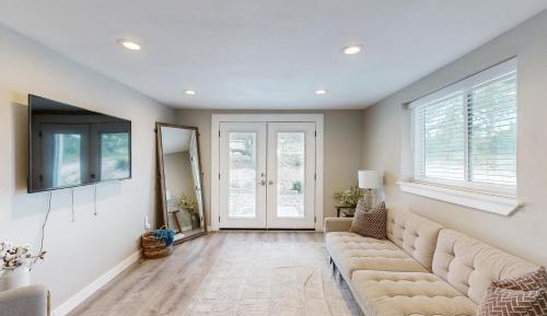 Five Bedroom Holiday Home