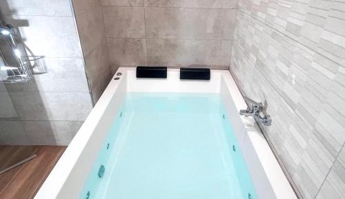 Studio with Spa Bath