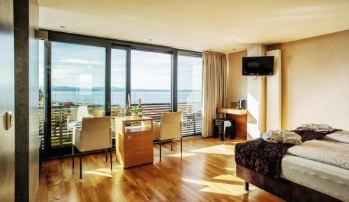 Junior Suite with Lake View