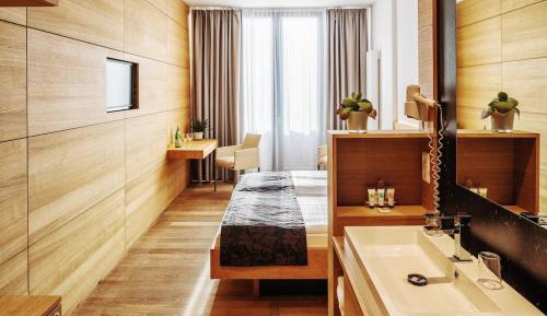 Double Room with Partial Lake View