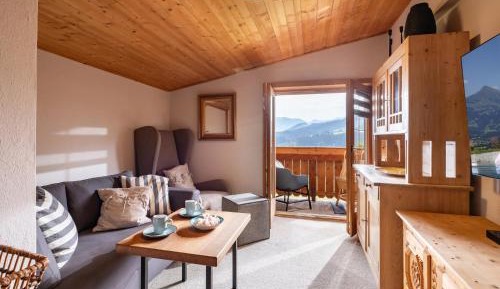 Apartment with Mountain View
