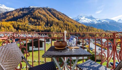 Apartment with Mountain View