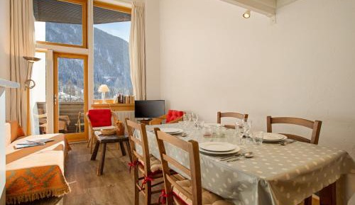 Apartment with Mountain View
