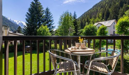 Apartment with Mountain View