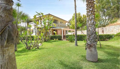 Eight-Bedroom Holiday Home