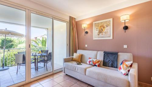 Superior One-Bedroom Apartment with Air Conditioning and Terrace or Balcony (4 People)